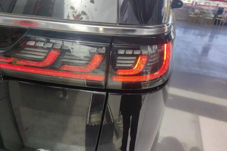 Used VOYAH Dream 2025 PHEV Four-Wheel-Drive Flagship Kunpeng Edition Right Rear Taillight