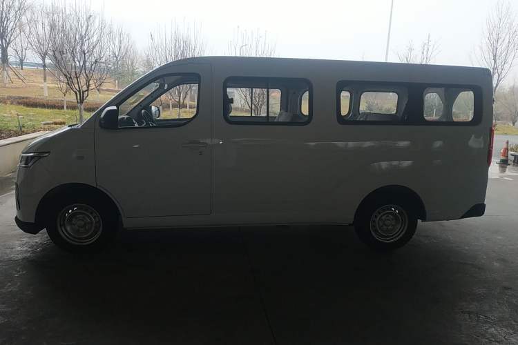 Used Wuling Yangguang 2024 300KM Comfort Version Passenger Van 75kW
