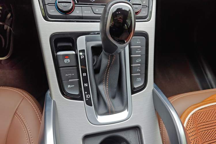 Used Geely Auto Emgrand X7 Sport 2016 1.8TD Automatic All-Wheel-Drive ZhiZun Edition Gear Lever