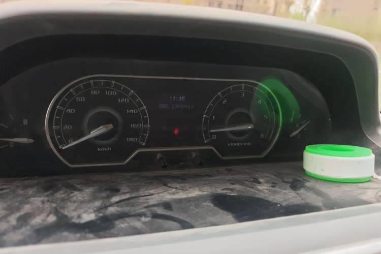 Used SAIC MAXUS Xintu V80 2019 2.5T Classic Edition 6-Speed Manual – Aoyuntong Modified Version Short Wheelbase Mid-Height Roof 5/6 Seats
