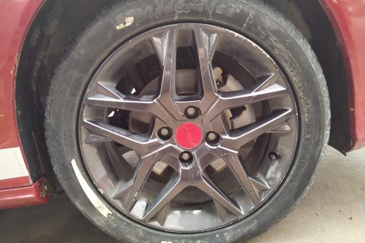Used Dongfeng Aeolus Yixuan 2021 230T Automatic Chasing Shadow Edition Right Front Wheel Hub
