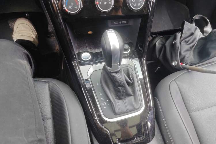 Used Volkswagen T-ROC 2022 280TSI DSG Two-Wheel Drive Comfort PLUS Gear Lever