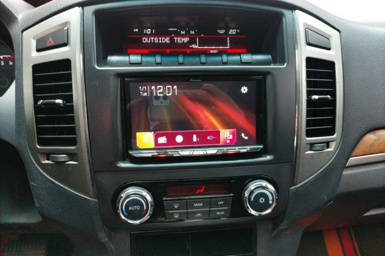 Used Mitsubishi Pajero 2018 3.0L Automatic Standard Edition Audio And AC Panel