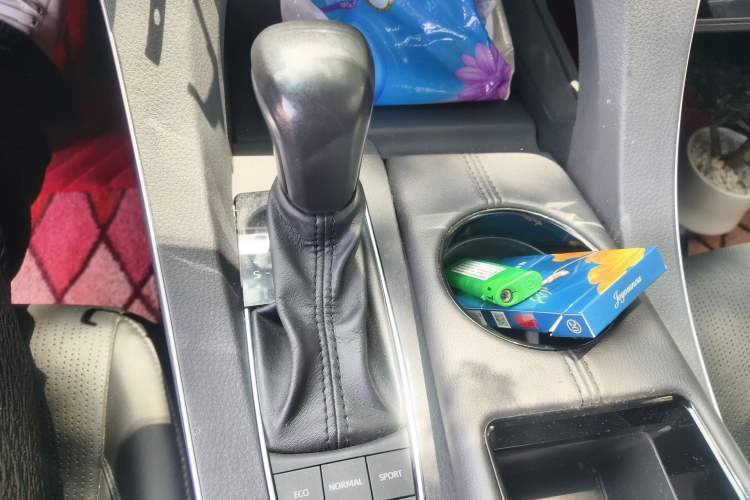 Used Toyota Avalon 2019 Dual-Engine 2.5L Luxury Edition China VI Standard