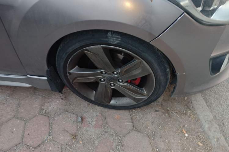 Used Hyundai Veloster 2012 1.6T Automatic Luxury Edition Right Front Wheel Hub