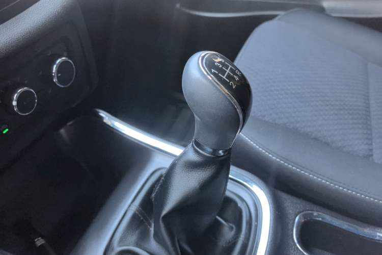 Used Jinbei Gold Hiace 2021 2.0L Passenger Vehicle Engineering Lion 5 Seats
