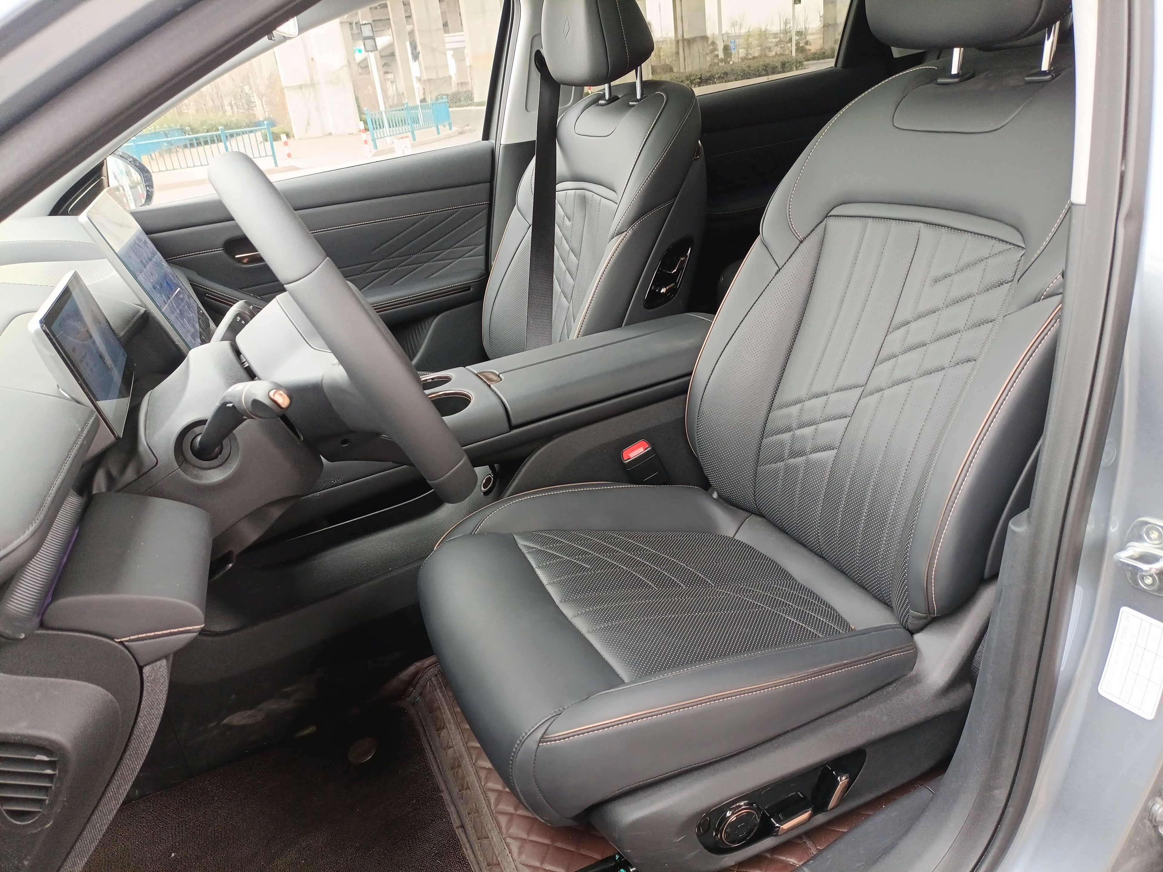 Переднее сиденье в автомобиле