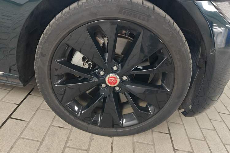 Used Jaguar XFL 2023 XFL 2.0T P250 Two-Wheel-Drive Prestige Luxury Gold Edition Right Front Wheel Hub