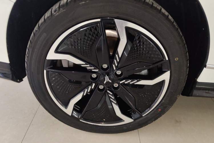 Used VOYAH PASSION 2023 Four-Wheel Drive Long-Range Version Right Rear Wheel Hub