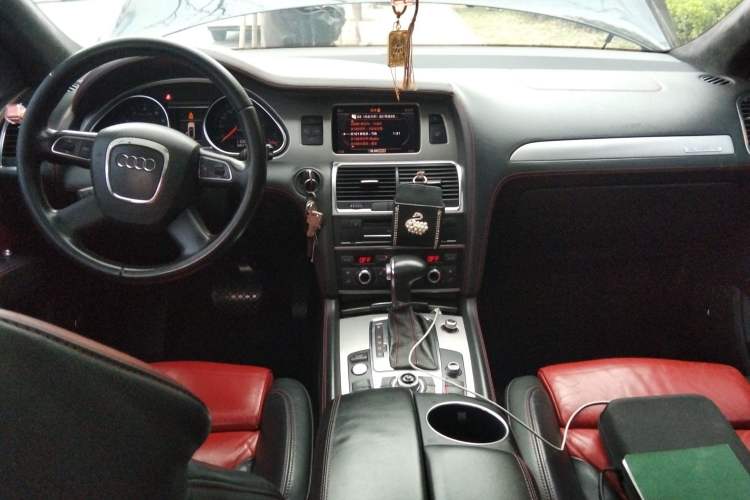 Used Audi Q7 2011 3.0 TFSI Comfort (200kW) Center Console