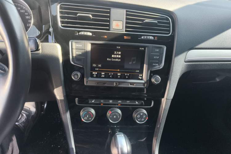 Used Volkswagen Golf 2017 280TSI Automatic R-Line Million-Vehicle Commemorative Edition Audio And AC Panel