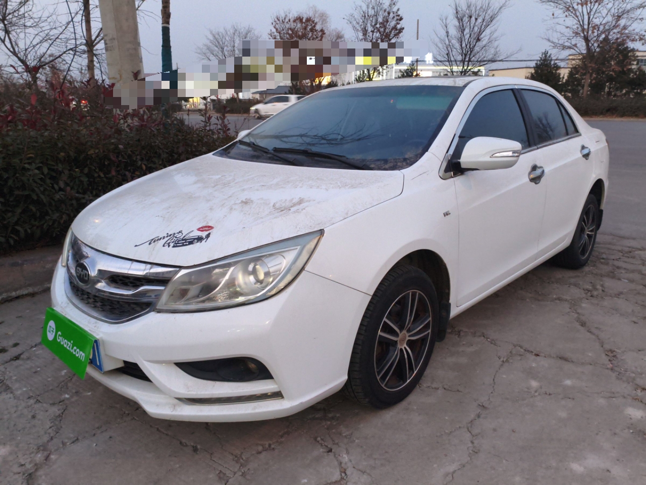 تحت مقدمة السيارة