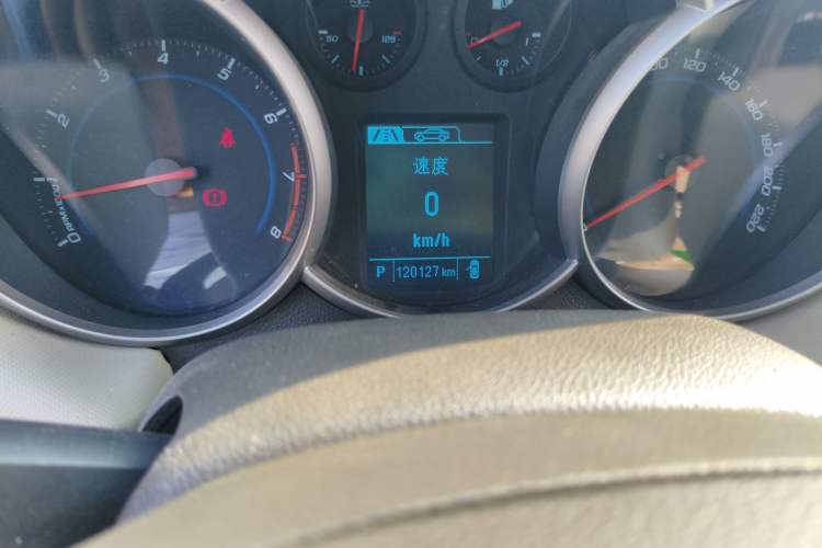 Used Chevrolet Cruze 2015 1.5L Classic SE AT Odometer Close Up