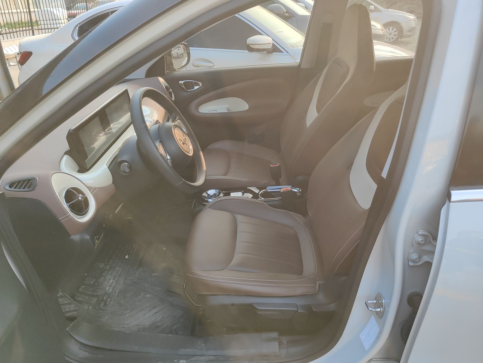 المقاعد الأمامية داخل السيارة