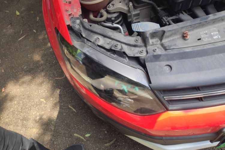 Used Volkswagen Polo 2014 1.6L Cross Polo Manual Right Front Headlight