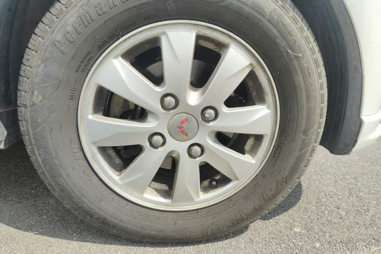 Used Wuling Hongguang 2015 1.5L S Base Model China IV Right Front Wheel Hub