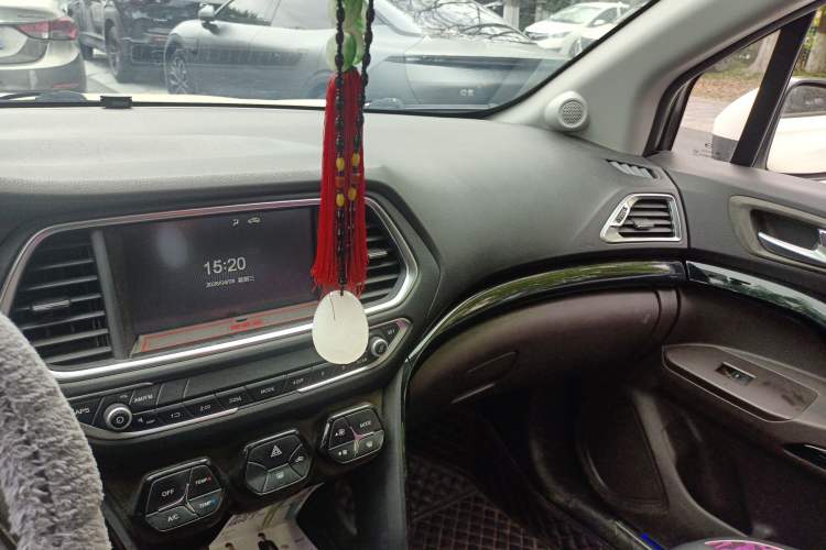 Used GAC Trumpchi GS4 2017 235T G-DCT Two-Wheel Drive Elite Edition Audio And AC Panel