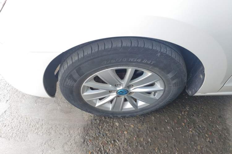 Used Volkswagen Jetta 2015 Value Edition 1.6L Manual Fashionable Style Left Front Wheel Hub