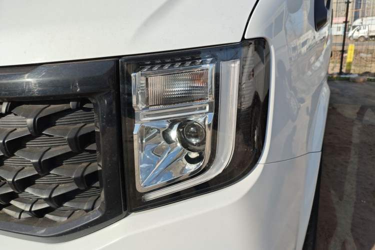 Used JMC Fushun 2023 2.0T Automatic Mid-Range Mid-Roof Commercial Multi-Purpose 7-Seater Passenger Vehicle Left Front Headlight