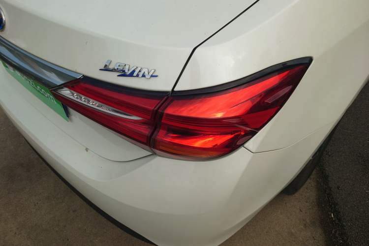 Used Toyota Levin 2016 Dual-Engine 1.8H GS E-CVT Elite Model with Sunroof Right Rear Taillight