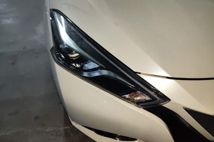 Used Nissan Lannia 2016 1.6L CVT Cool Edition Right Front Headlight