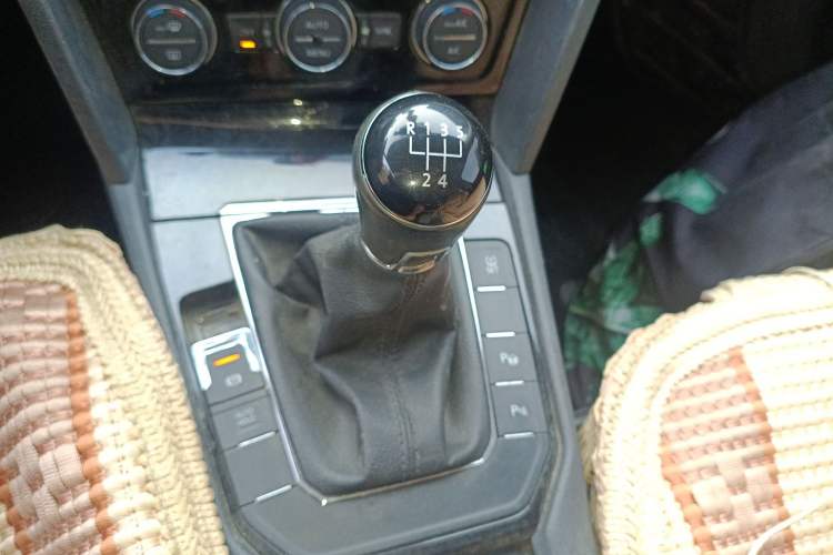 Used Volkswagen Lamando 2015 280TSI Manual Comfort Edition Gear Lever