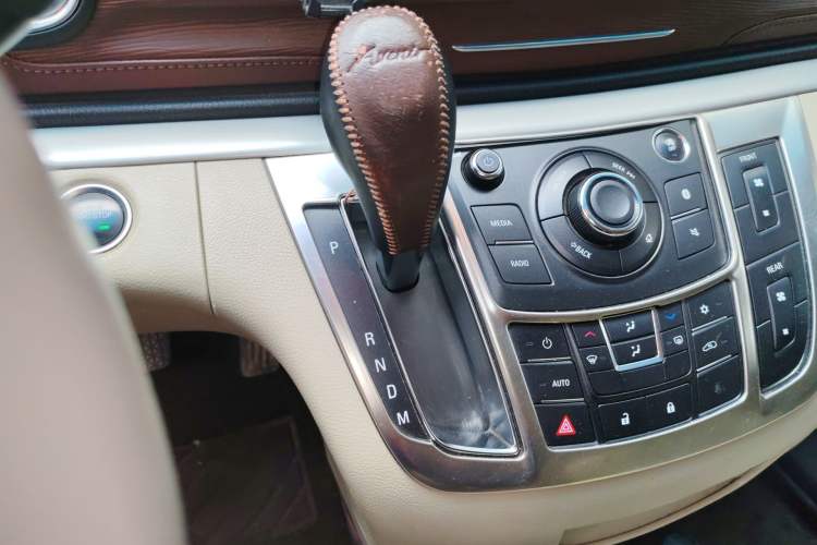 Used Buick GL8 2018 28T Luxury Model China VI Standard Gear Lever