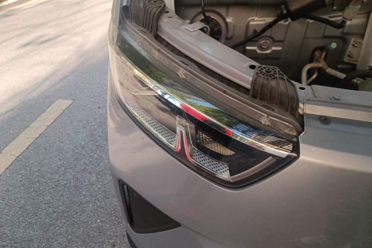 Used Wuling Yangguang 2024 300KM Comfort Version Passenger Van 75kW