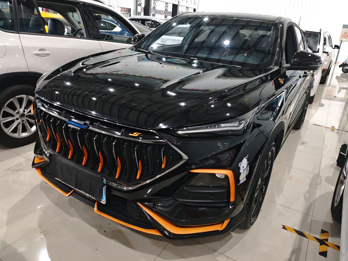 تحت مقدمة السيارة