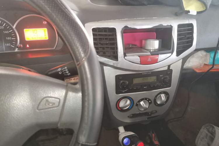 Used BAIC Weiwang 306 2011 1.3L base model 7 seats Audio And AC Panel