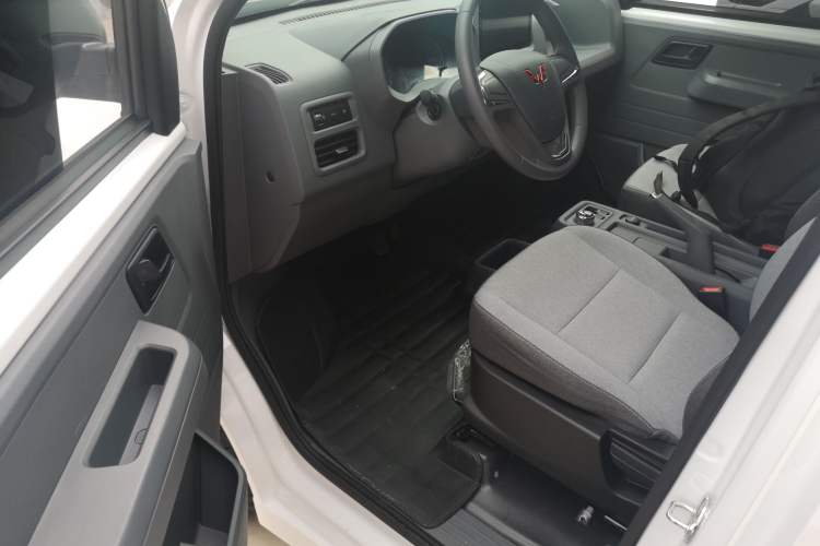 Used Wuling Yangguang 2025 Model 400km Bus Edition—Comfort Edition
