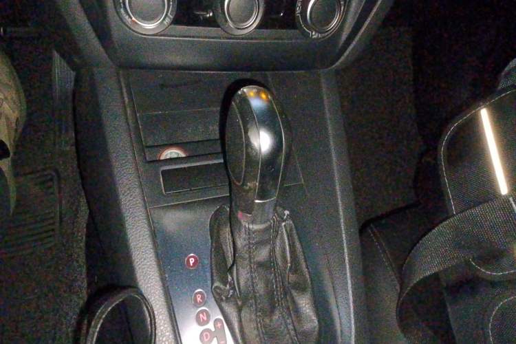 Used Volkswagen Sagitar 2014 Revised Version 1.6L Automatic Comfort Edition Gear Lever