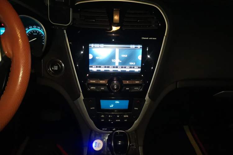 Used GAC Trumpchi GS5 Super 2016 1.8T Automatic Two-Wheel Drive Anniversary Edition Audio And AC Panel