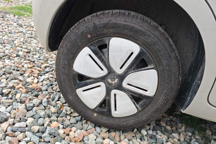 Used Wuling Hongguang MINIEV 2025 Four-Door Version Advanced Edition Right Rear Wheel Hub