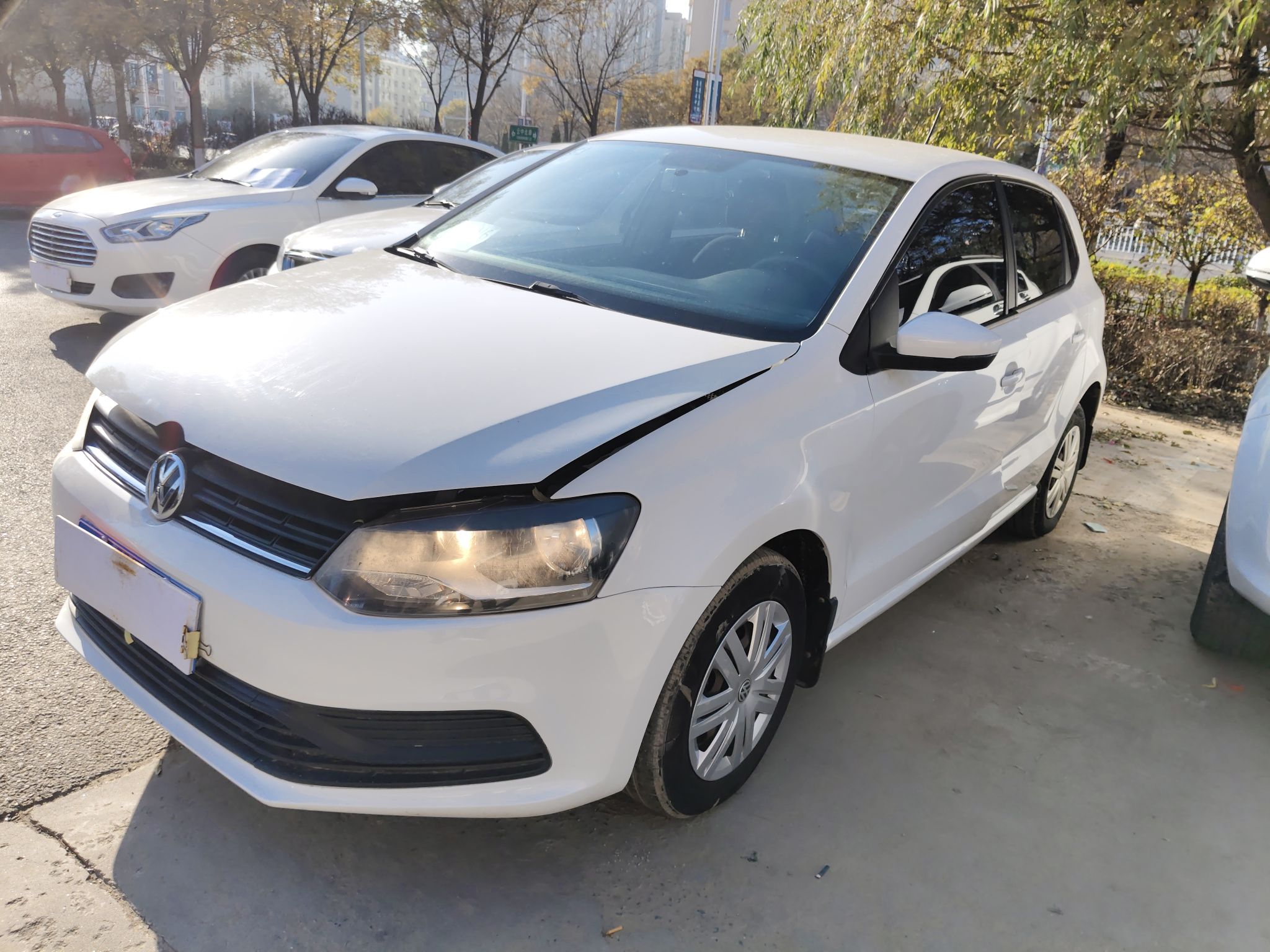 Под передней частью автомобиля