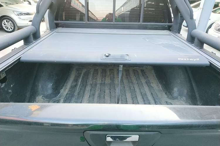 Used Nissan Navara 2017 2.5L Automatic 2WD Luxury Edition QR25
