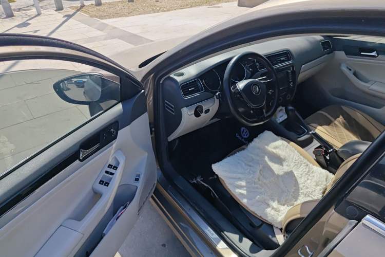 Used Volkswagen Sagitar 2014 1.6L Automatic Fashion Model Driver Seat