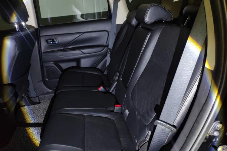 Used Mitsubishi Outlander 2016 2.4L 4x4 Luxury Edition 7-Seater