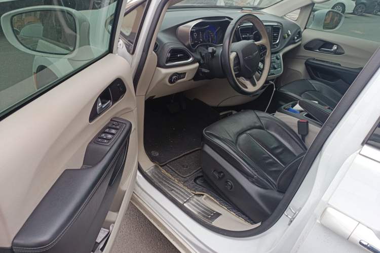 Used Chrysler Grand Voyager 2017 3.6L Premium Edition Driver Seat