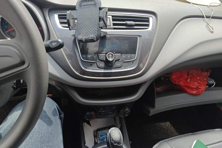 Used Chevrolet Lova RV 2016 1.5L Automatic Comfort Edition Audio And AC Panel