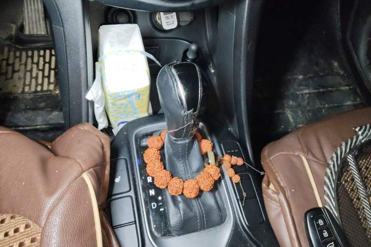 Used Hyundai Santa Fe Classic 2013 2.2T Four-Wheel Drive Comfort Edition with Navigation 7 Seats Gear Lever