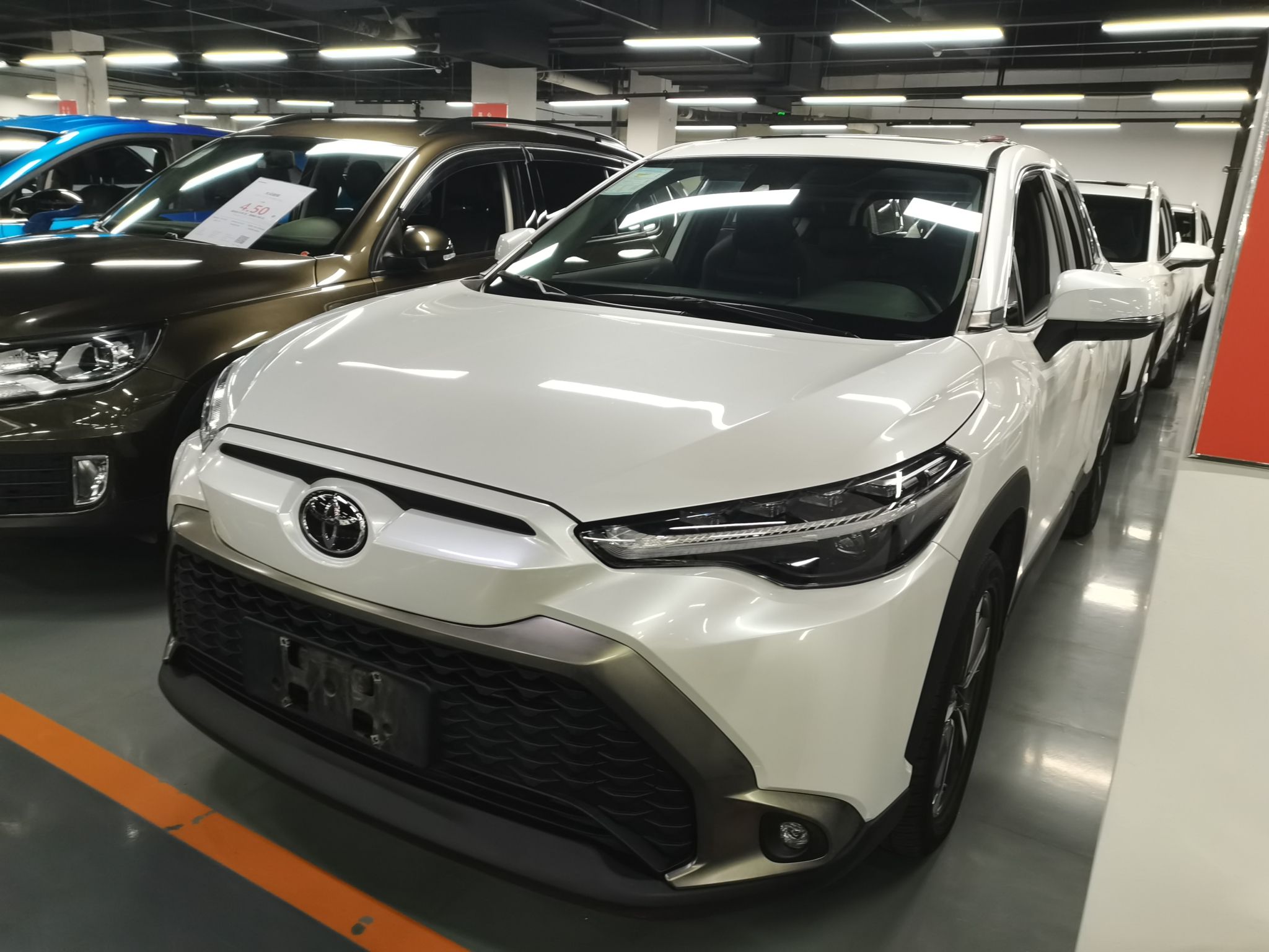 تحت مقدمة السيارة