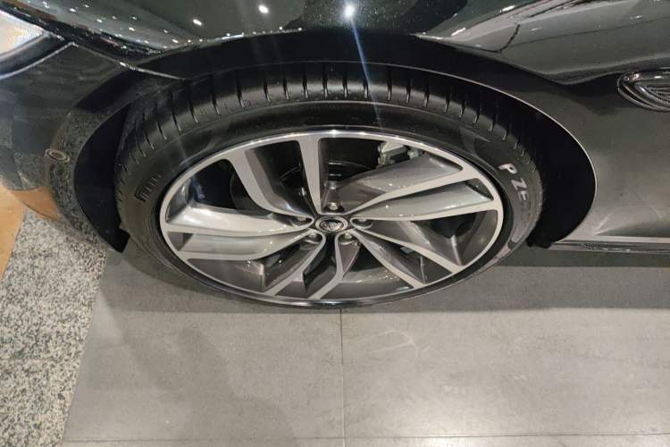 Used Jaguar XFL 2025 Model—2.0T P300, Four-Wheel Drive, 90th Anniversary Collector’s Edition Left Front Wheel Hub