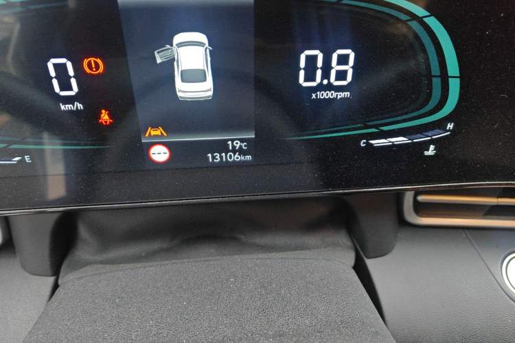 Used Hyundai Elantra 2023 1.5L CVT LUX Prestige Edition Odometer Close Up