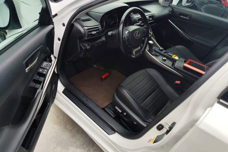 Used Lexus IS 2017 300 FENGSHANG Edition
