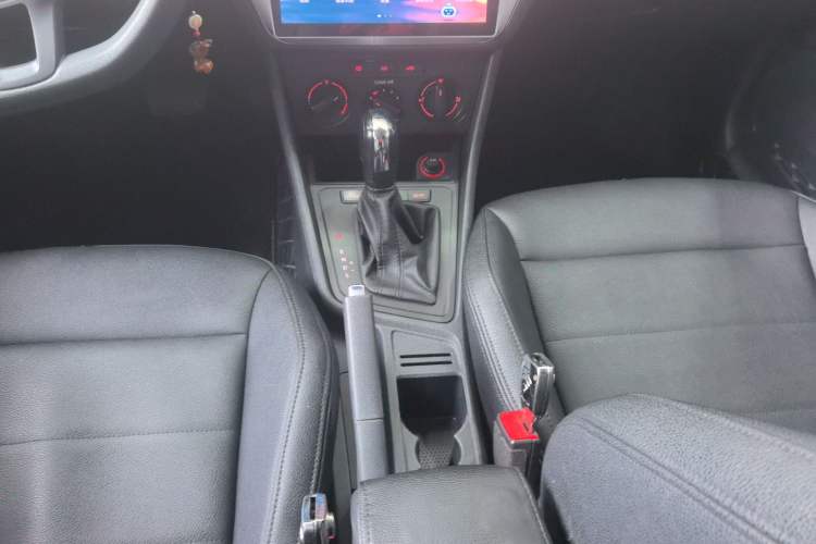 Used Volkswagen Lavida 2018 Classic 1.5L Automatic Fashion Edition China VI Standard Gear Lever