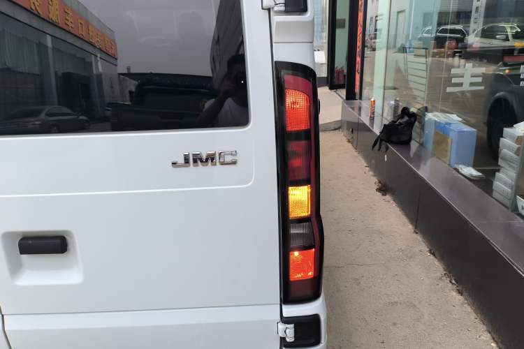 Used JMC Fushun 2023 2.0T Manual Short-Wheelbase Mid-Height Commercial Multi-Purpose 5-Seater Passenger Vehicle Right Rear Taillight