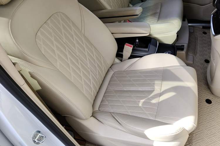 Used Buick GL8 2023 ES Lu Zun Luxury Model Right Front Seat