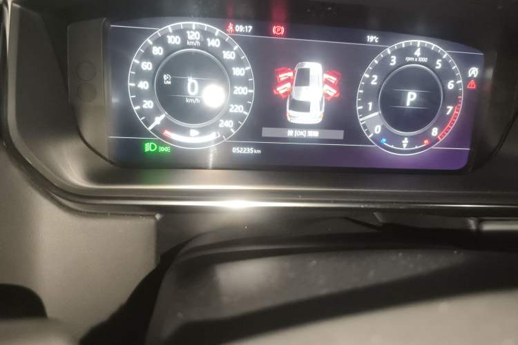 Used Land Rover Range 2018 3.0 SC V6 Vogue Extended-Length Model Odometer Close Up