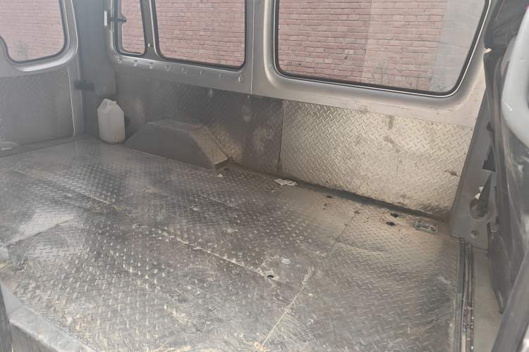 Used Foton Toano 2023 Joy Elephant Multi-Function 2.0T Manual Long-Wheelbase Mid-Roof Model with Single Rear Tire Available in 5/6/7/9-Seater Configurations Left Rear Seat